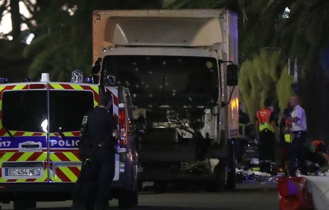 Photo Attentat de Nice - Camion criblé de balle - 14 juillet 2016